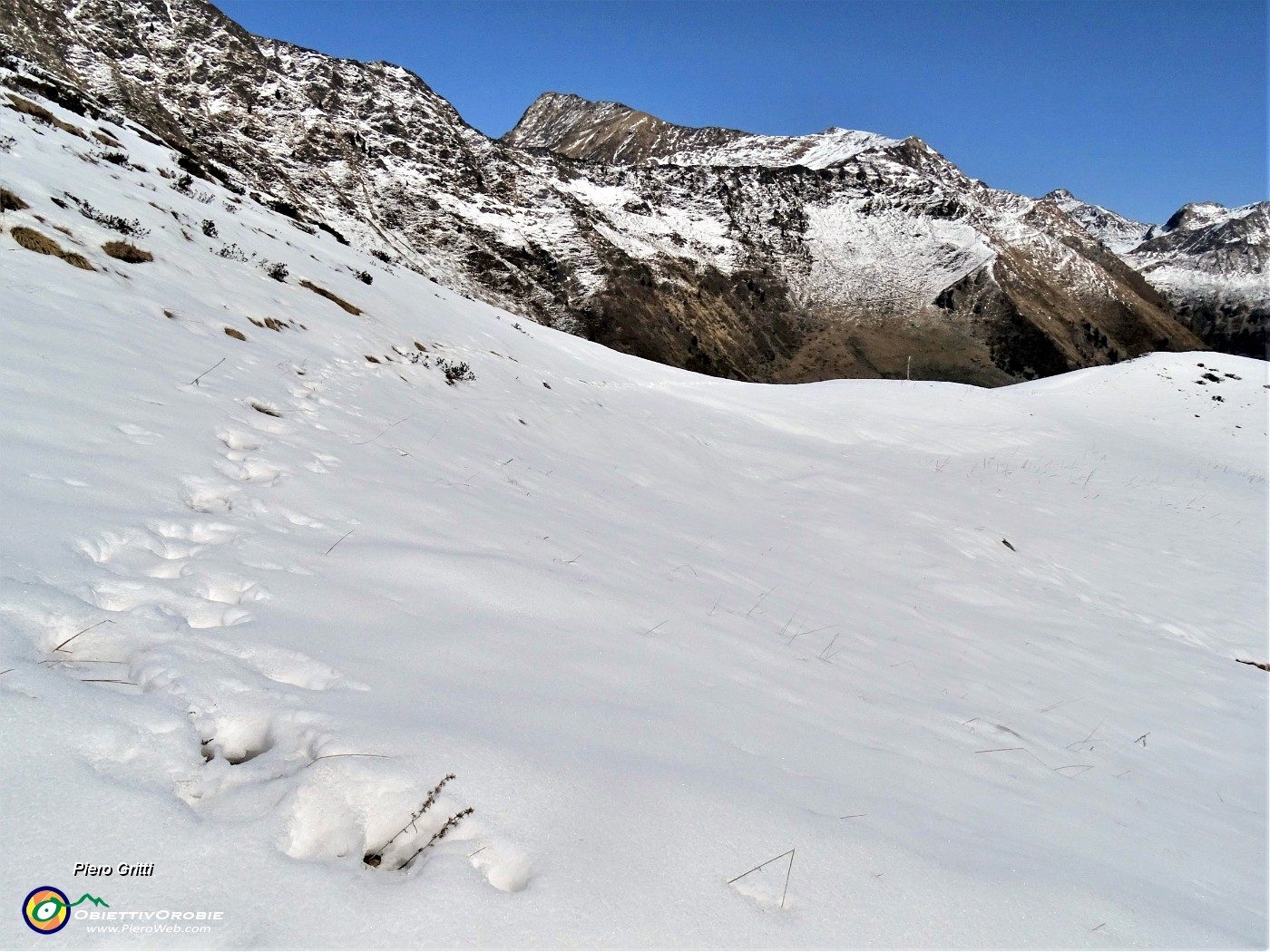 27 Per proseguire verso Forcella Rossa lascio la stradetta e seguo a dx  provvidenziali orme nella neve alta.JPG -                                